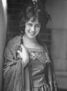 D'Ouesnay, Constance, Miss, portrait photograph, 1924 May 13. Creator: Arnold Genthe.