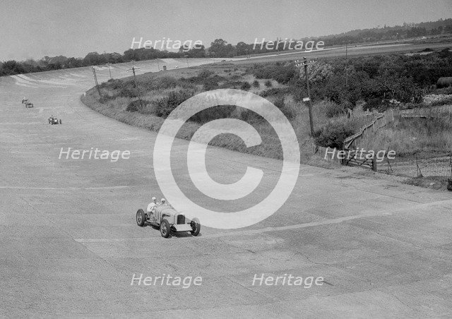 RJ Munday's Munday Special on Byfleet Banking, BARC meeting, Brooklands, Surrey, 1933. Artist: Bill Brunell.