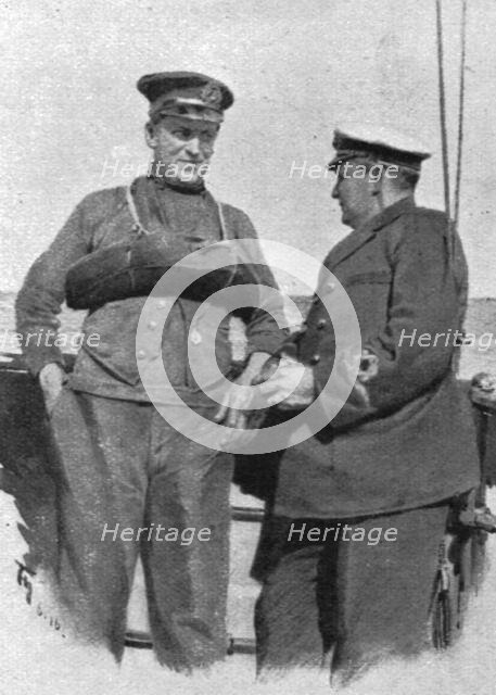 ''La flotte d'avant-garde; le dragage des mines. Le commandant du trawler et son skipper', 1916. Creator: Unknown.