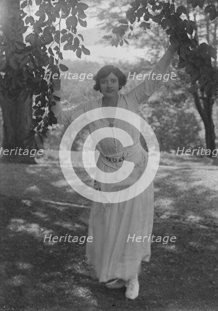 Leslie, Margeurite, standing outdoors, 1917 Aug. 18. Creator: Arnold Genthe.