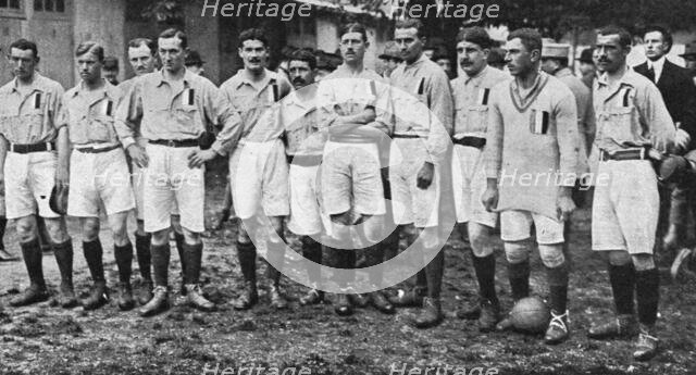 'Un match militaire de football a Paris; L'equipe sportive du 20e corps, au velodrome du... 1916. Creator: Unknown.