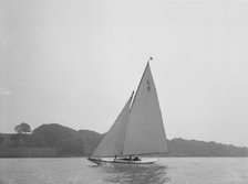The 6 Metre Class 'Jonquil' (L5) helmed by Capt R J Dixon. Creator: Kirk & Sons of Cowes.