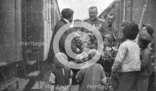 'France et Russie; Un arret du train. M. Albert Thomas achete des fleurs a ces enfants..., 1916. Creator: Unknown.