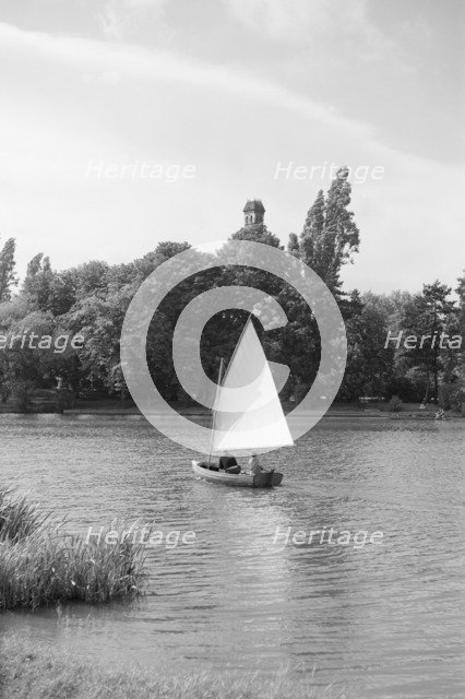 A small sailing boat on the River Thames, c1945-c1965. Artist: SW Rawlings