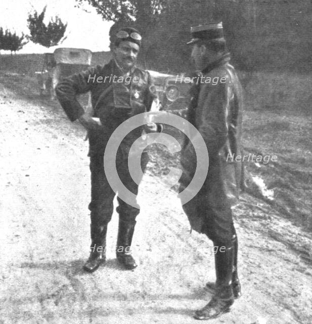''Combat Aerien; Deux "poilus" de l'air; Le monoplan de Vedrines; a gauche..., 1918. Creator: Unknown.