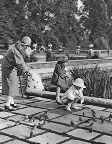 Children feeding the sparrows in Hyde Park, London, 1926-1927. Artist: Unknown
