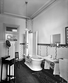 An en-suite bathroom at the Hotel Metropole, Westminster, London, 1914. Artist: Bedford Lemere and Company
