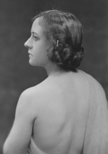 Dazie, Mlle., portrait photograph, 1917. Creator: Arnold Genthe.