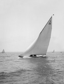 The 6-metre 'Lanka' sailing close-hauled, 1914. Creator: Kirk & Sons of Cowes.