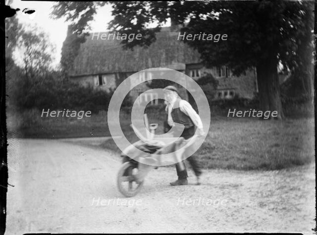 Moat Farmhouse, Whiston, Cogenhoe and Whiston, South Northamptonshire, Northamptonshire, 1920. Creator: Katherine Jean Macfee.