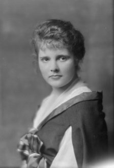 Wurtzburg, Irene, Miss, portrait photograph, 1914 May 8. Creator: Arnold Genthe.