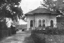 'Au quartier general du roi de Roumanie; le pavillon de chasse roi Ferdinandet le prince..., 1916. Creator: Unknown.