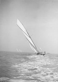 The gaff rigged cutter 'Bloodhound' sailing close-hauled, leaves wake, 1911. Creator: Kirk & Sons of Cowes.