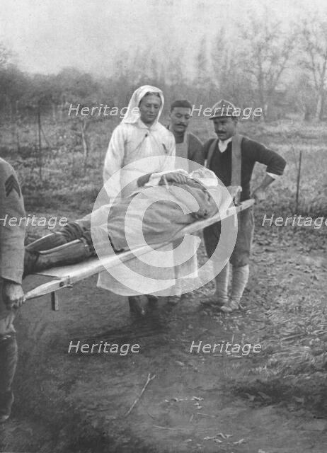 'Un general Tombe dans la bataille qui nous a redu Douaumont; le corps du general Ancelin..., 1916. Creator: Unknown.