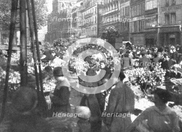 'Paris pendant la "Bataille de Paris"; aux Halles: les fleurs', 1918. Creator: Unknown.