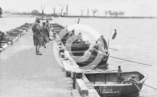 'A Mayence et a Wiesbaden; le premier pont francais jete sur le Rhin, en avent de Mayence... 1918. Creator: Unknown.