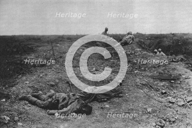 ''Epaves du combat; Un coin du champ de bataille', 1916 (1924). Creator: Unknown.