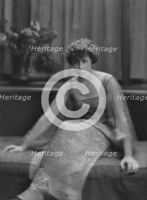 Roe, A.L., Mrs., portrait photograph, 1915. Creator: Arnold Genthe.