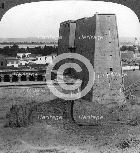 'The pylon and court of the temple of Horus at Edfu, Egypt', 1900.Artist: Underwood & Underwood