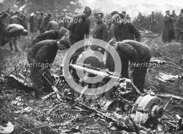 'Le Zeppelin Abattu; Dans la banlieue Nord de Londres; Inspection, par des ingenieurs', 191 Creator: Unknown.