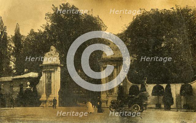 The Lion Gates, Hampton Court, London, 1910. Creator: Unknown.