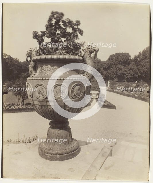 Versailles, Vase par Ballin, 1901. Creator: Eugene Atget.