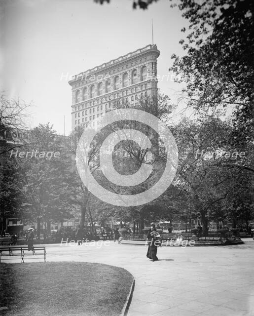 Flatiron Building from Madison Square Park, New York, N.Y., between 1902 and 1910. Creator: Unknown.
