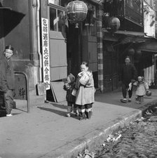 Returning home, Chinatown, San Francisco, between 1896 and 1906. Creator: Arnold Genthe.