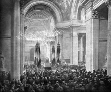 'L'apotheose du Soldat; le ceremonie du Pantheon: pendant le discours du president..., 1920. Creator: Unknown.
