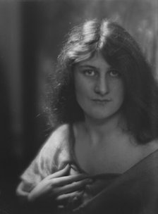 Brown, A., Miss, portrait photograph, 1913. Creator: Arnold Genthe.
