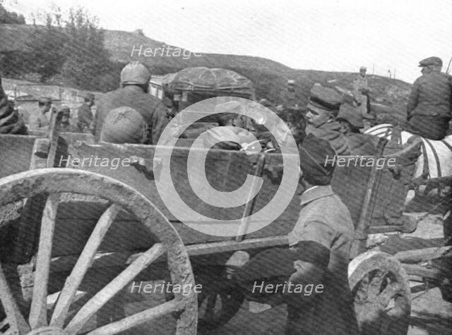 'Notre offensive d'Artois; Des prisonniers allemands blesses en charrette a Mont-Saint-Eloi', 1915. Creator: Unknown.