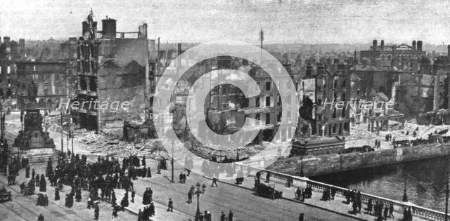 'Dublin Apres L'Emeute; Le quartier qui a le plus souffert de l'incendie, a l'angle de..., 1916. Creator: Unknown.