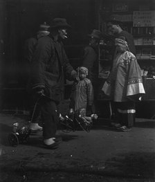 The toy peddler, Chinatown, San Francisco, between 1896 and 1906. Creator: Arnold Genthe.