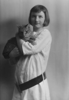 Damrosch, Anita, Miss, with Buzzer the cat, portrait photograph, 1914 Mar. 27. Creator: Arnold Genthe.