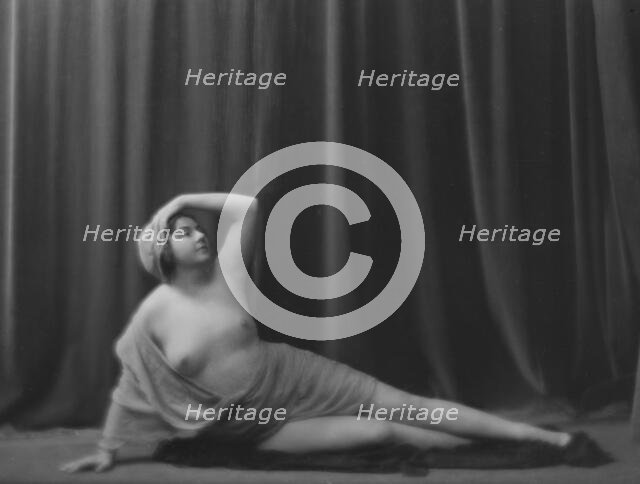 Mott-Smith, May, Miss, portrait photograph, between 1916 and 1923. Creator: Arnold Genthe.