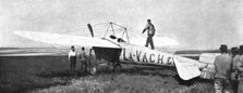 ''Combat Aerien; Deux "poilus" de l'air; Le monoplan de Vedrines; a gauche, Vendrines..., 1918. Creator: Unknown.