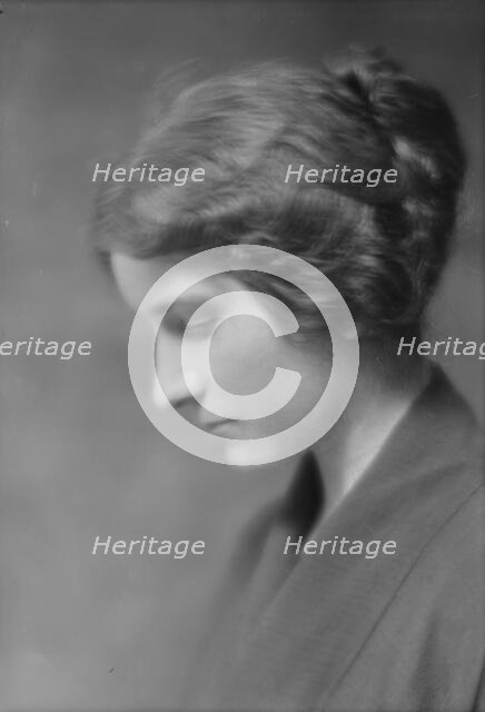 Jones, Lucy, Miss, portrait photograph, 1915 Oct. 8. Creator: Arnold Genthe.