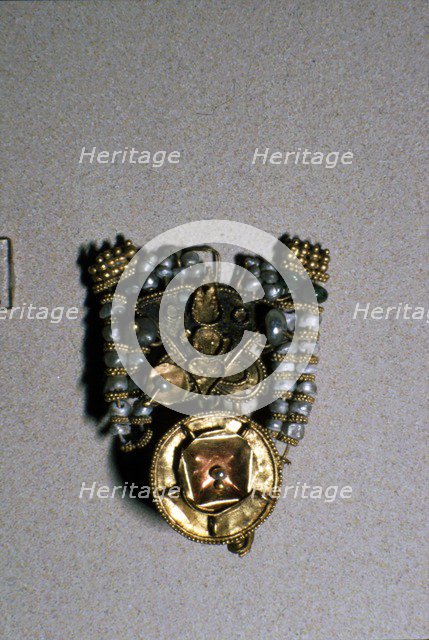 Etruscan Gold Ear-ring with pendant, 3rd century BC Artist: Unknown.