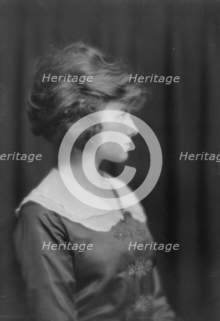 Huber, J.C., Mrs., portrait photograph, 1916 May 8. Creator: Arnold Genthe.