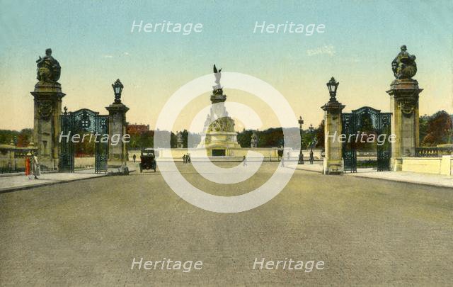 The Victoria Memorial, Buckingham Palace, London, c1910.  Creator: Unknown.