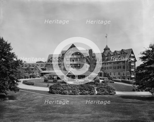 Beautiful Edgewood Inn, Greenwich, Conn., between 1905 and 1915. Creator: Unknown.