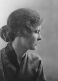 Knowlton, Joyce, Miss, portrait photograph, 1916. Creator: Arnold Genthe.