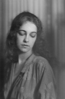 Harrison, Dolly, Miss, portrait photograph, 1915 July 23. Creator: Arnold Genthe.