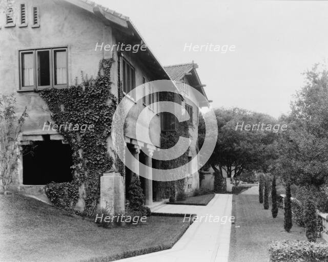 "Il Paradiso," Mrs. Dudley Peter Allen house, 1188 Hillcrest Avenue, Oak Knoll, Pasadena, CA, 1917. Creator: Frances Benjamin Johnston.