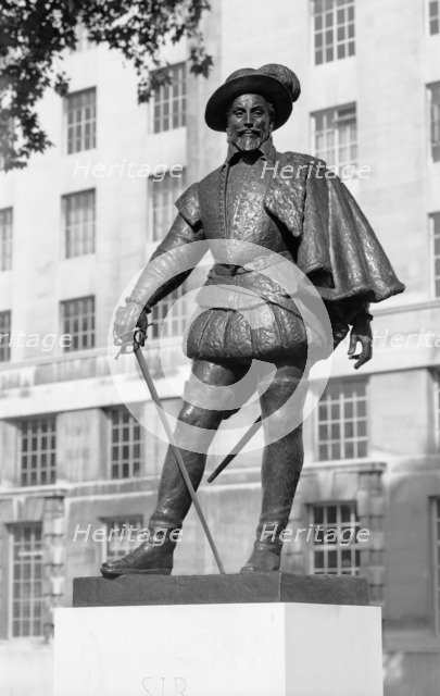 Sir Walter Raleigh statue, Whitehall, London, 1959-1980. Artist: Eric de Maré