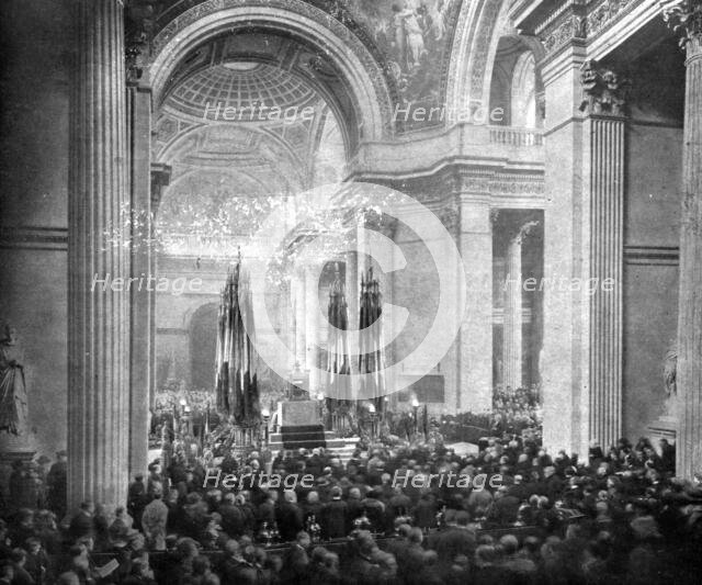 'L'apotheose du Soldat; le ceremonie du Pantheon: pendant le discours du president..., 1920. Creator: Unknown.