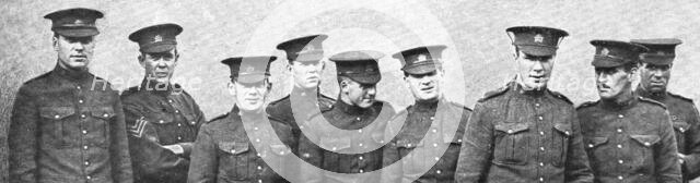 ''L'aide du Canada; Groupe de volontaires canadiens arrivant en Angleterre', 1914. Creator: Unknown.