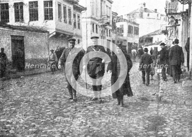 'Les allies a Monastir; L'amiral anglais Troubridge, visitant la ville reconquise', 1916. Creator: Unknown.
