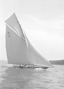 The 8 Metre 'Endrick' sailing close-hauled, 1911. Creator: Kirk & Sons of Cowes.