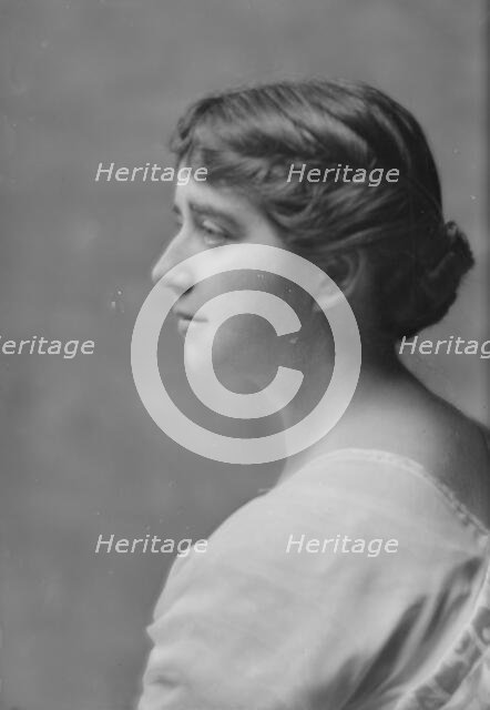 Hughes, B.E., Mrs., portrait photograph, 1916 Jan. 24. Creator: Arnold Genthe.